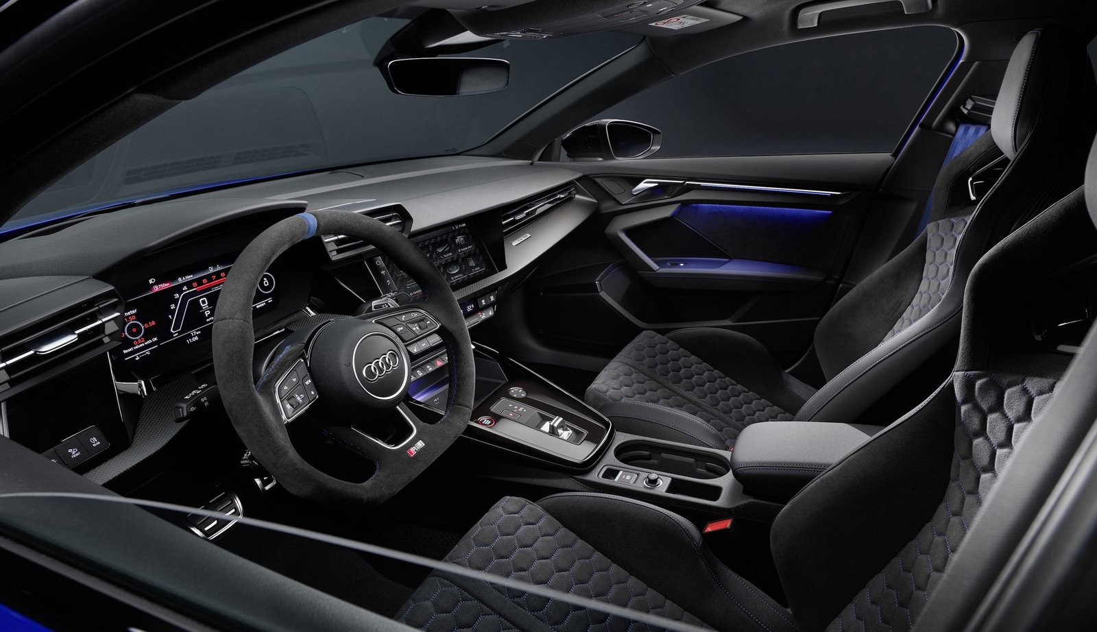 Abitacolo Audi RS3: quadro strumenti digitale, display MMI, leva selettrice, plafoniera con tasto SOS e illuminazione ambient