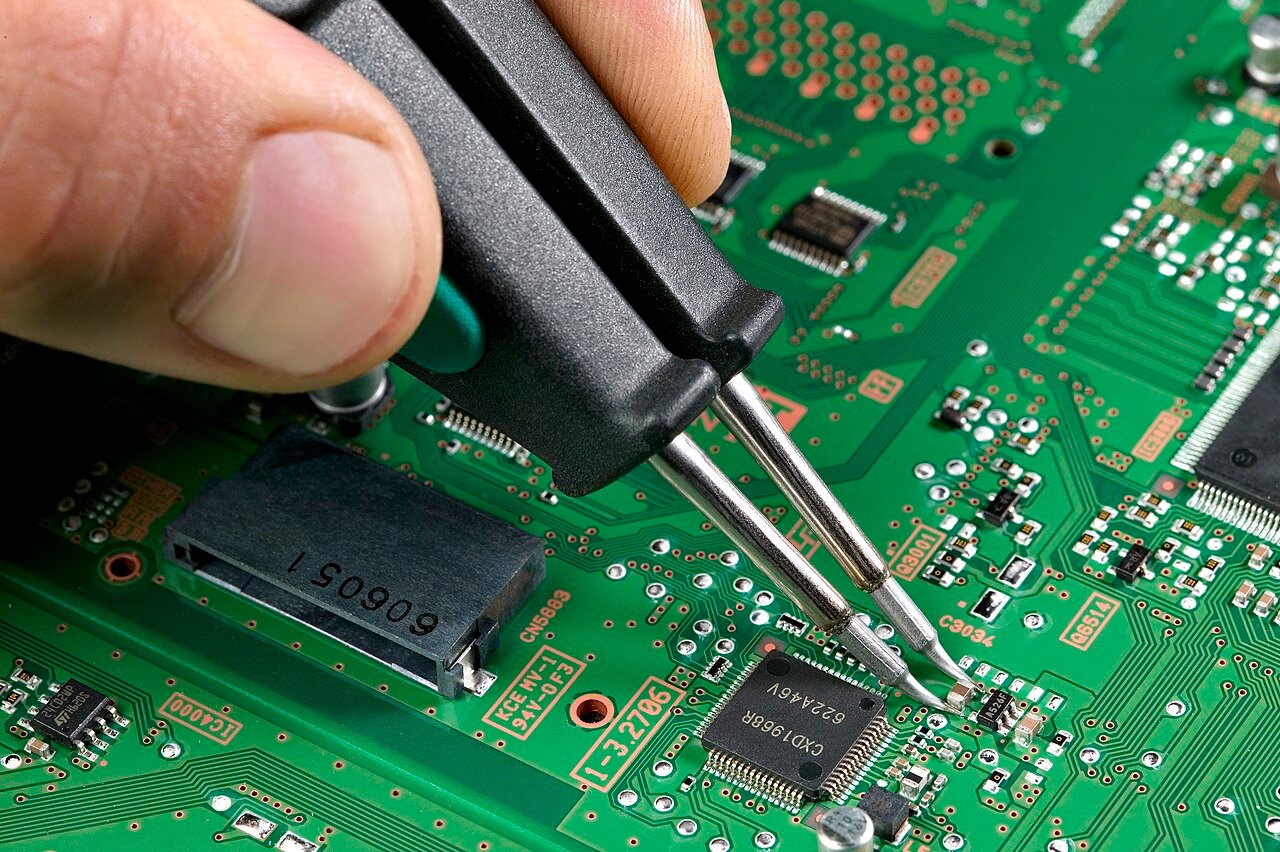 Microsaldatura SMD su circuito stampato di un'unità infotainment
